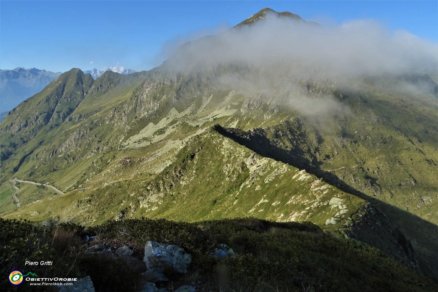 52 Mi abbasso dal versante ovest del Pizzo delle segade .JPG